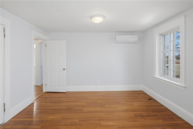 Building Photo - 21 Earlham Way