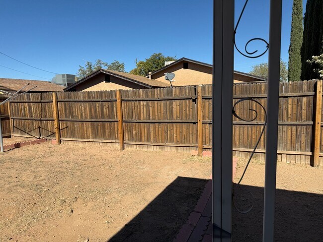 Building Photo - Centrally Located