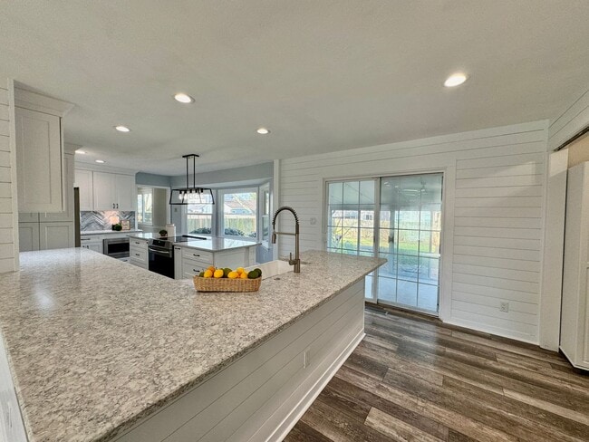 Building Photo - READY NOW!! Updated 5-Bedroom Home w/Fenced Backyard, Attached Garage  & Sunroom - Pet Friendly!