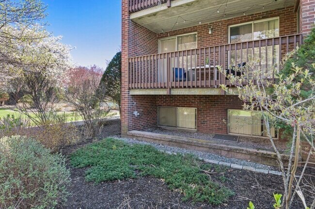 Building Photo - 144 Kenrick St