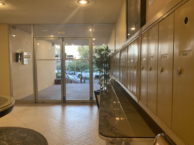 Lobby Area - 1841 Fuller N Ave