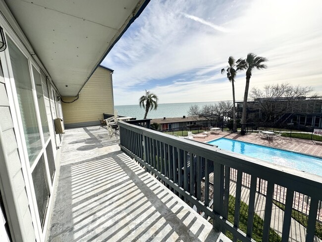 Building Photo - 3402 Ocean Dr