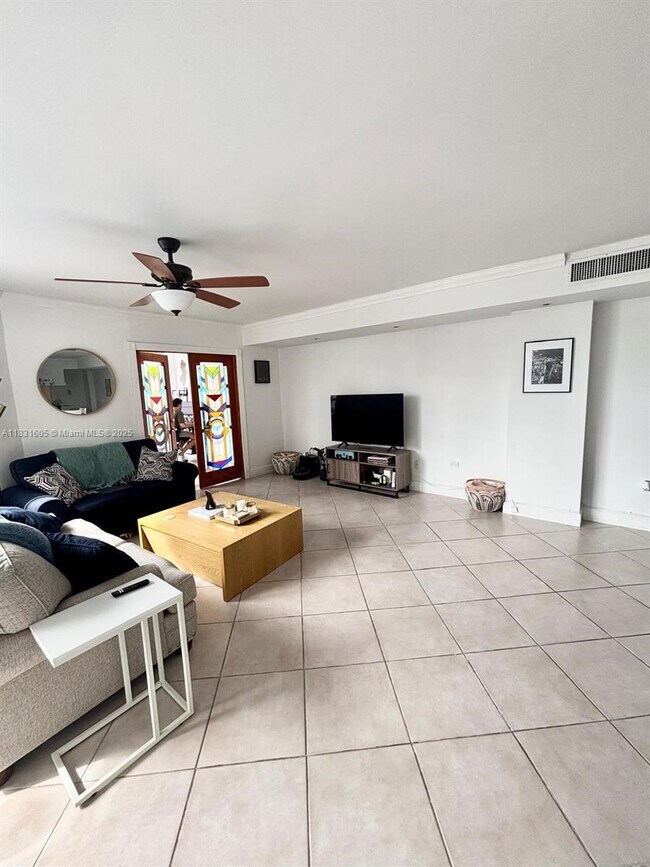 Building Photo - 999 Brickell Bay Dr