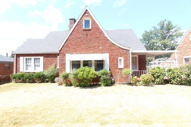 Building Photo - Cute! Cute! Cute! That's the best way to describe this 3 Bedroom 1 Bath charmer.