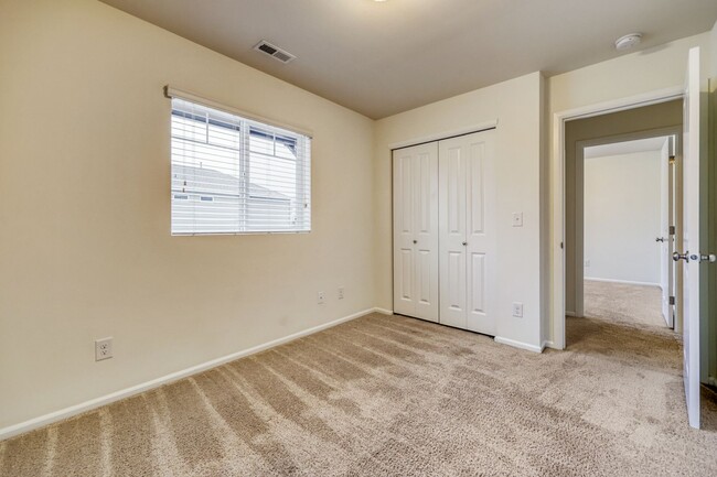 Building Photo - MOVE IN READY! 4 bed plus den - easy I-5 a...