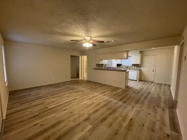 Building Photo - This charming house on a .25 acre lot close to Downtown/Historic Montgomery is a single story 3 b...