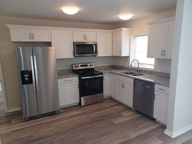 Building Photo - Beautiful 2 BR 1 BA Lakefront View Rental ...
