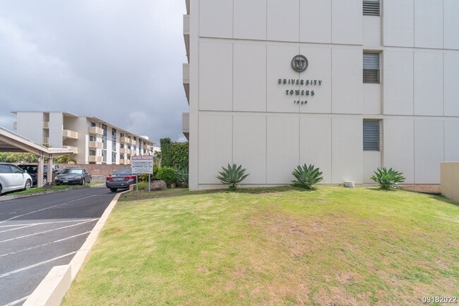 Building Photo - Upgraded 2BR 1BA 1PARKING near Waikiki & UH Manoa! Dishwasher & Washer/Dryer In Unit!