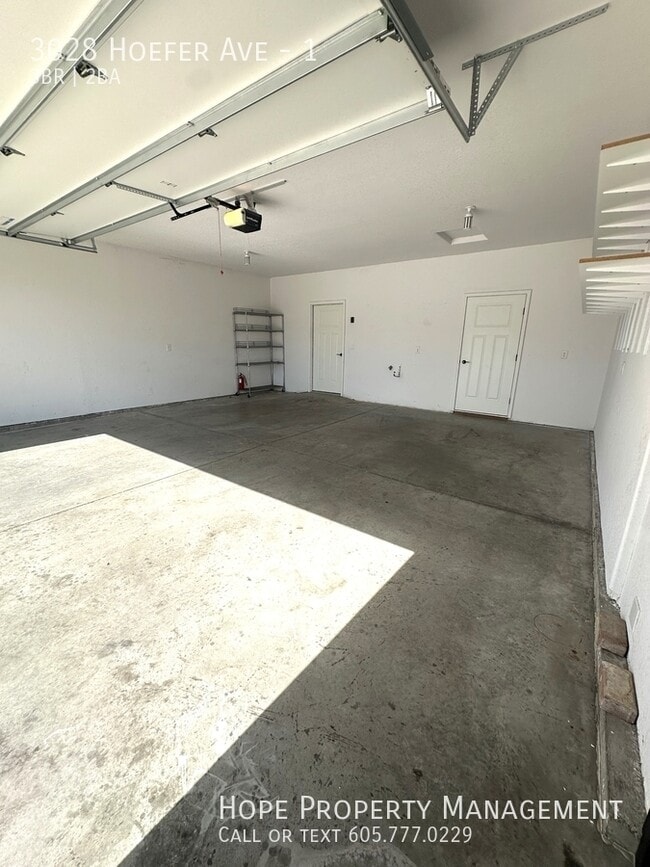 Building Photo - 3028 Hoefer Ave