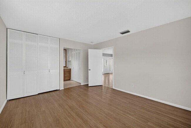 Building Photo - 416 SE Naranja Ave