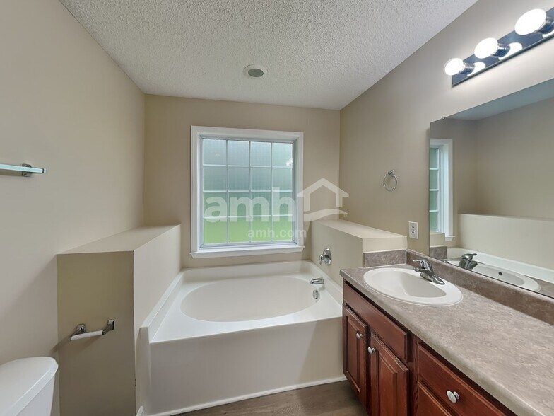 Building Photo - 247 Clayton Pointe Dr