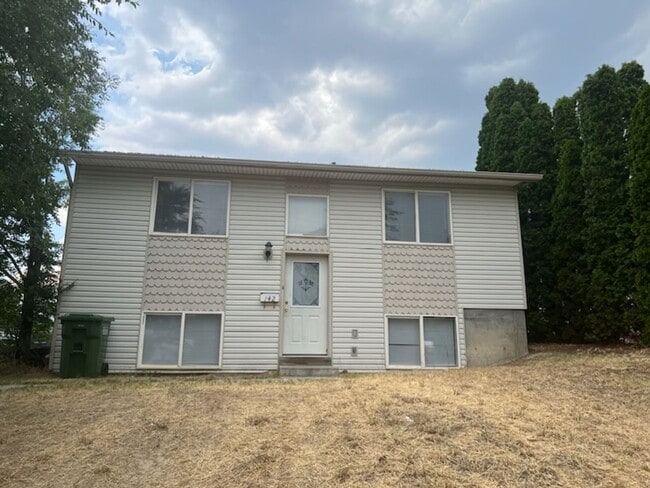 Primary Photo - HUGE 6 bed 3 bath Home in Pocatello