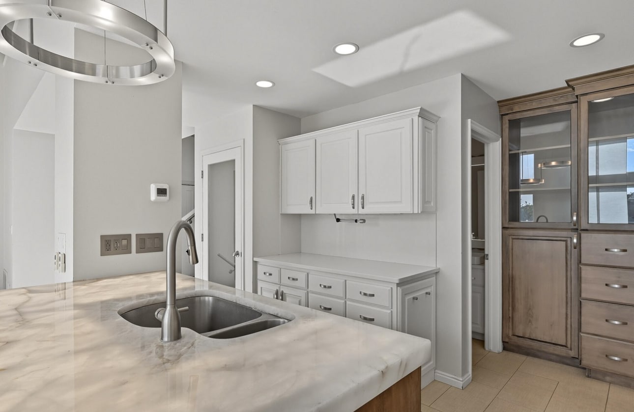 Building Photo - 298 S Staci Ct