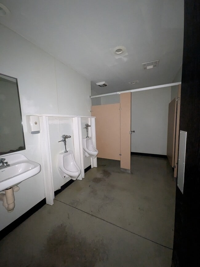 Building Photo - Commercial Retail Space