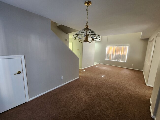 Building Photo - Gorgeous 3Bed/2.5 Bath home- located in N. Summerlin gated Community