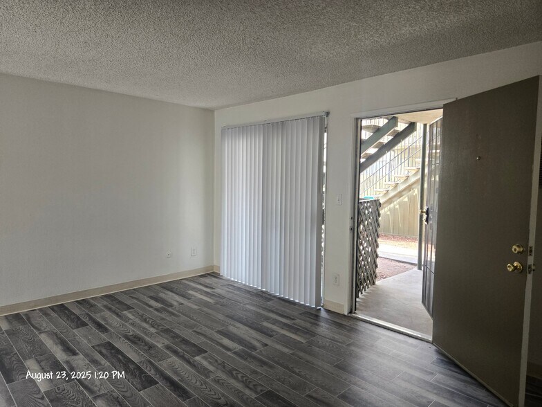 Building Photo - 991 N Mollison Ave