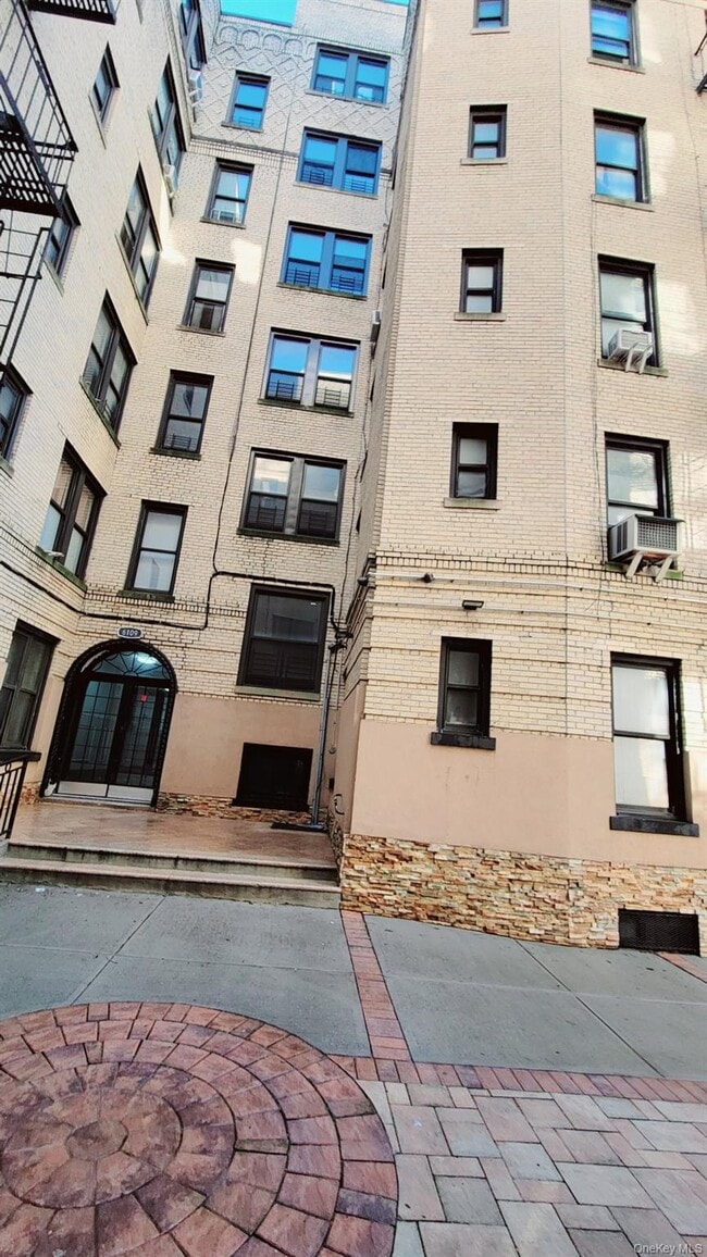 Building Photo - 61-09 39th Ave