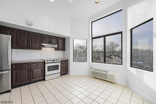 Building Photo - 850 Main St