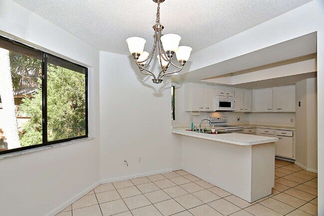 Building Photo - 36 Fairways Cir