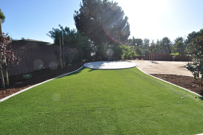 Building Photo - 4BD/2BA, Great Yard!