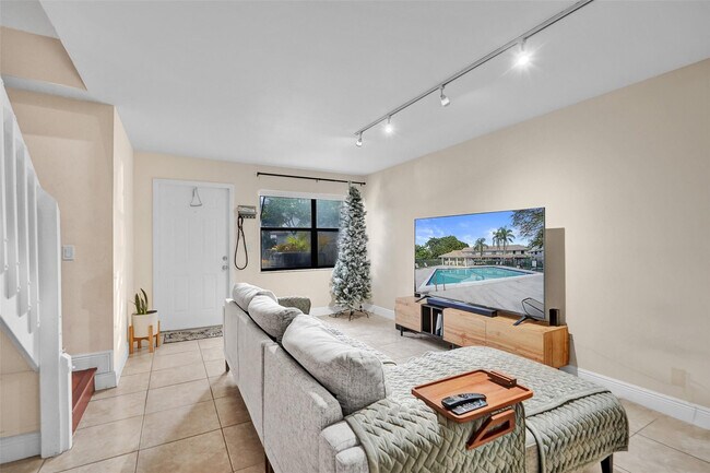 Building Photo - 9851 Riverside Dr