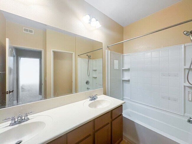 Building Photo - Beautiful 3B/2.5BA Townhome w/ Washer/Drye...