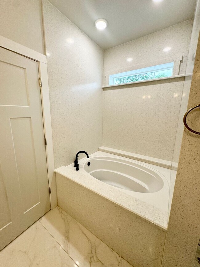 Building Photo - Beautiful 4 Bedroom, 3 Bath home located in Myrtle Grove Plantation!