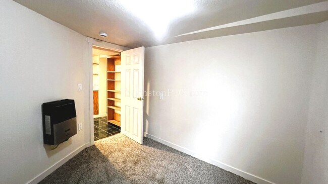 Building Photo - Large 2 Bed / 1 Bonus Room in the Brooklyn Neighborhood off SE Milwaukie Ave.