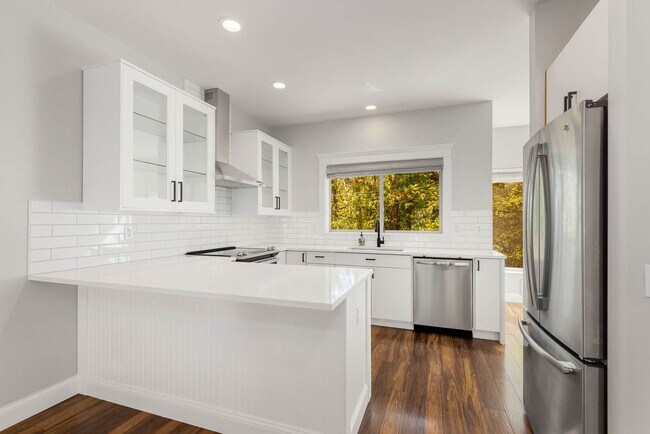 Building Photo - Lovely 3 Bedroom Townhome - Attached Garage