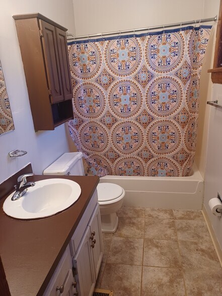 bath - 17405 Woodford Ave
