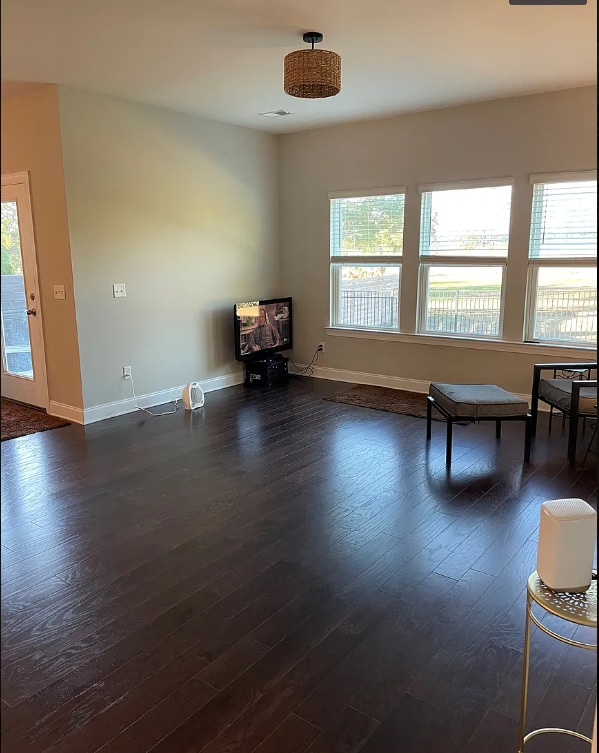 Building Photo - "Charming 3-Bedroom Retreat with 2 Baths and 1944 Sq. Ft. and fenced yard