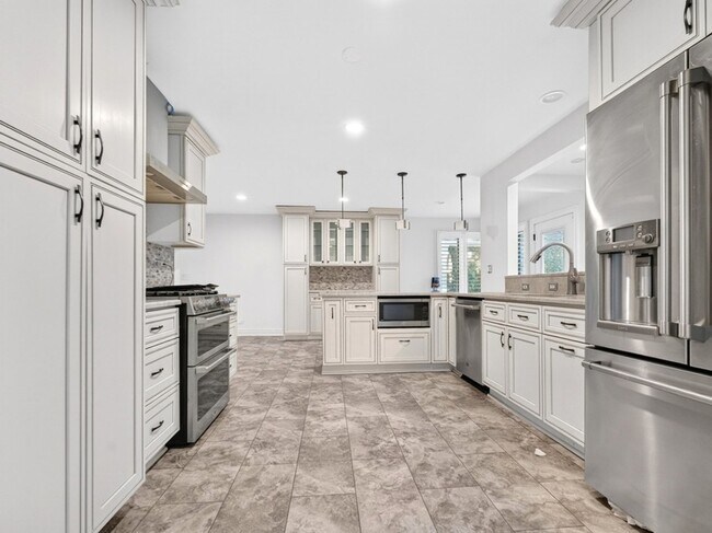 Building Photo - 800 Ridgemoor Dr