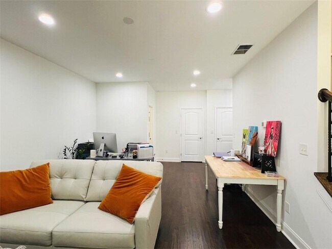 Building Photo - 6715 Encore Blvd