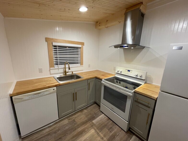 kitchen - 1380 Tioga Ave