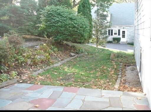 Building Photo - 72 Fellsview Rd