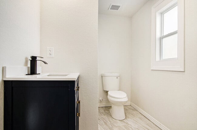 Building Photo - 105 S Kendall St