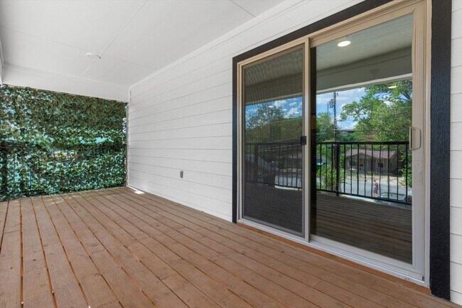 Building Photo - FULLY FURNISHED 3/3 Townhome in Bobcat Vil...