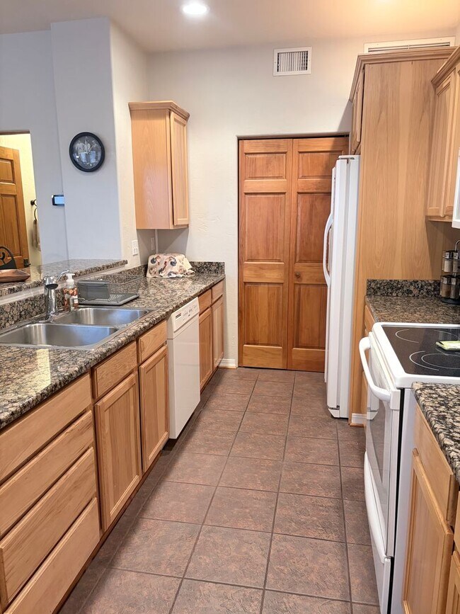 Building Photo - Fully furnished townhome