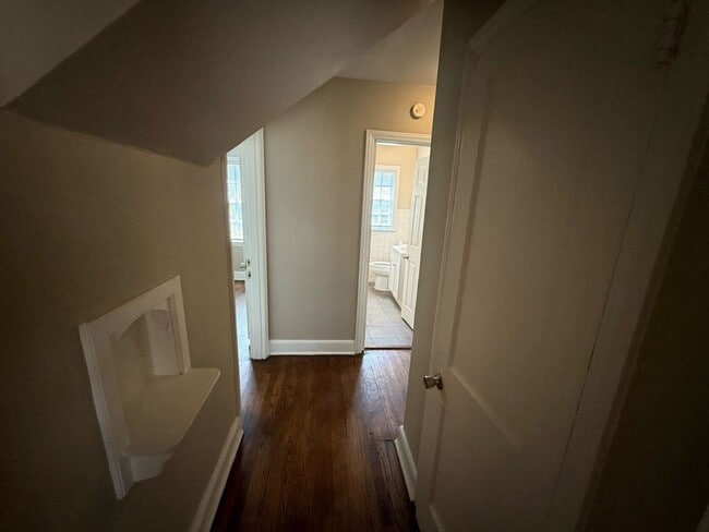 Building Photo - Great family-friendly home with 3 beds and...