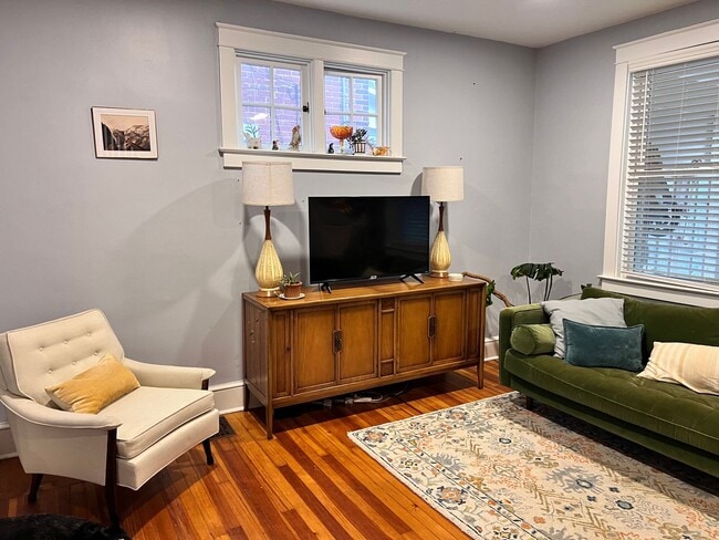 Building Photo - Charming Reynolds Ave Rental – Spacious Yard, Stylish Kitchen, Great Location