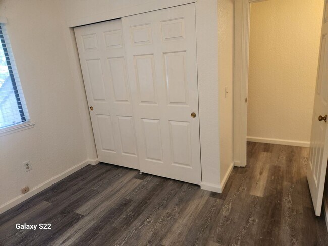 Building Photo - Beautiful two story condo in a well maintained complex, and close to everything!!