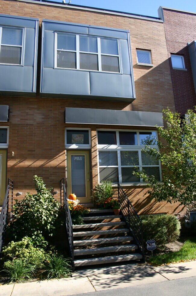 Primary Photo - 2555 W Moffat St