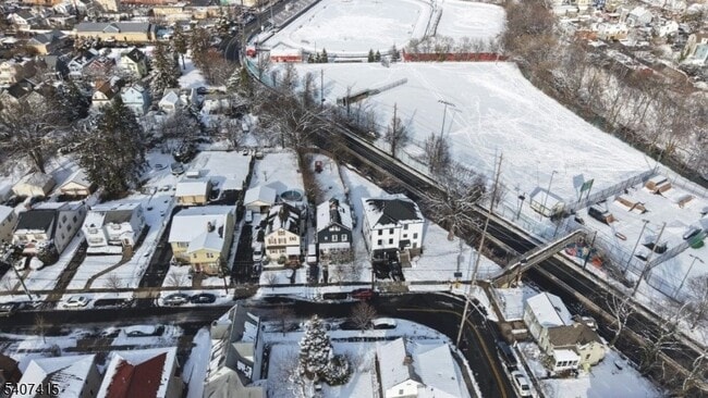 Building Photo - 7 Maple St