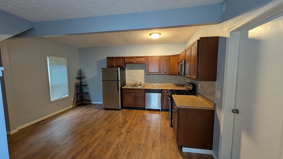 Building Photo - 426 W Elm St