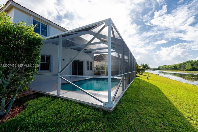 Building Photo - 801 Tanglewood Cir