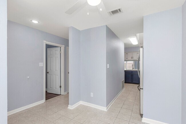 Building Photo - 2BD / 2BA Home Near Eglin AFB and Downtown...