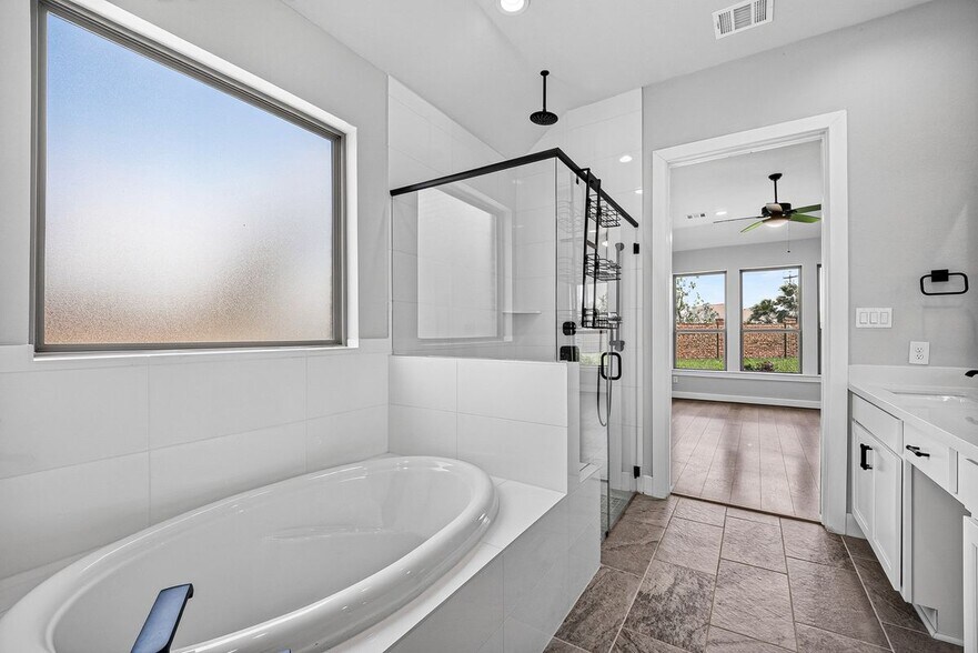 Building Photo - 2600 Golden Palms Ln