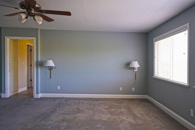 Building Photo - 1074 Vineyard Dr