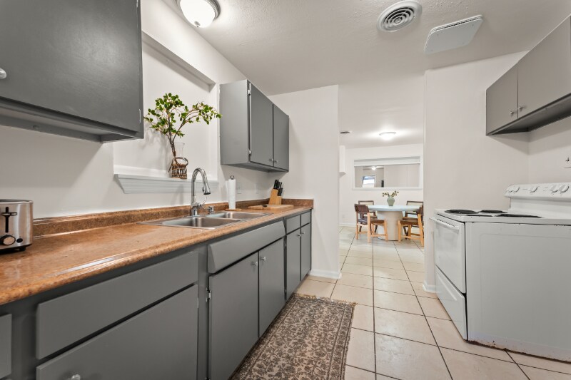 Building Photo - 6750 Snow White Dr
