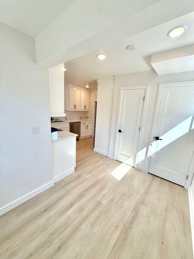 Building Photo - Arbor Heights 2-Bedroom Home in a Prime Location